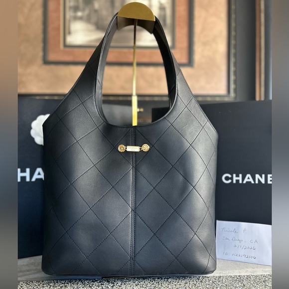 CHANEL (26P) LARGE Shopping Bag Black Calfskin & Gold-Tone Metal - Picture 4 of 17